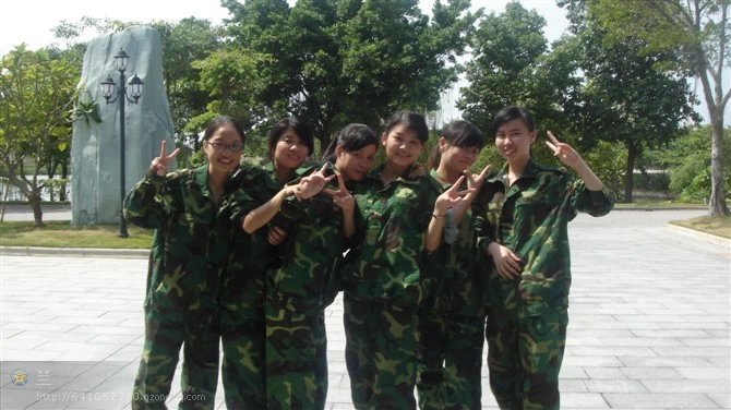 先來(lái)張美女們的